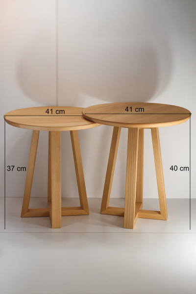41 cm çapında yuvarlak tablalı, üç ayaklı masif ahşap gövdeli, 37 cm ve 40 cm yüksekliklere sahip modern sehpa seti