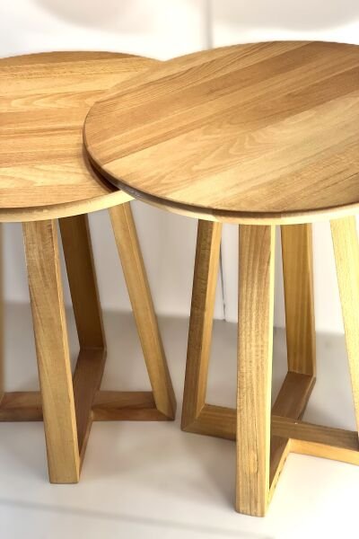 41 cm çapında yuvarlak tablalı, üç ayaklı masif ahşap gövdeli, 37 cm ve 40 cm yüksekliklere sahip modern sehpa seti