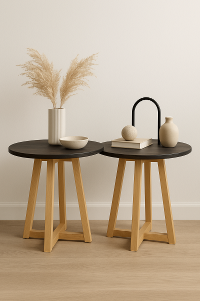 44 cm çapında yuvarlak tablalı, üç ayaklı masif ahşap ayak yapısına sahip, 37 cm ve 40 cm yükseklikli modern sehpa seti