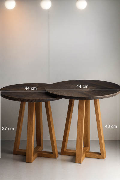 44 cm çapında yuvarlak tablalı, üç ayaklı masif ahşap ayak yapısına sahip, 37 cm ve 40 cm yükseklikli modern sehpa seti