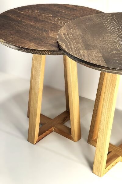 44 cm çapında yuvarlak tablalı, üç ayaklı masif ahşap ayak yapısına sahip, 37 cm ve 40 cm yükseklikli modern sehpa seti