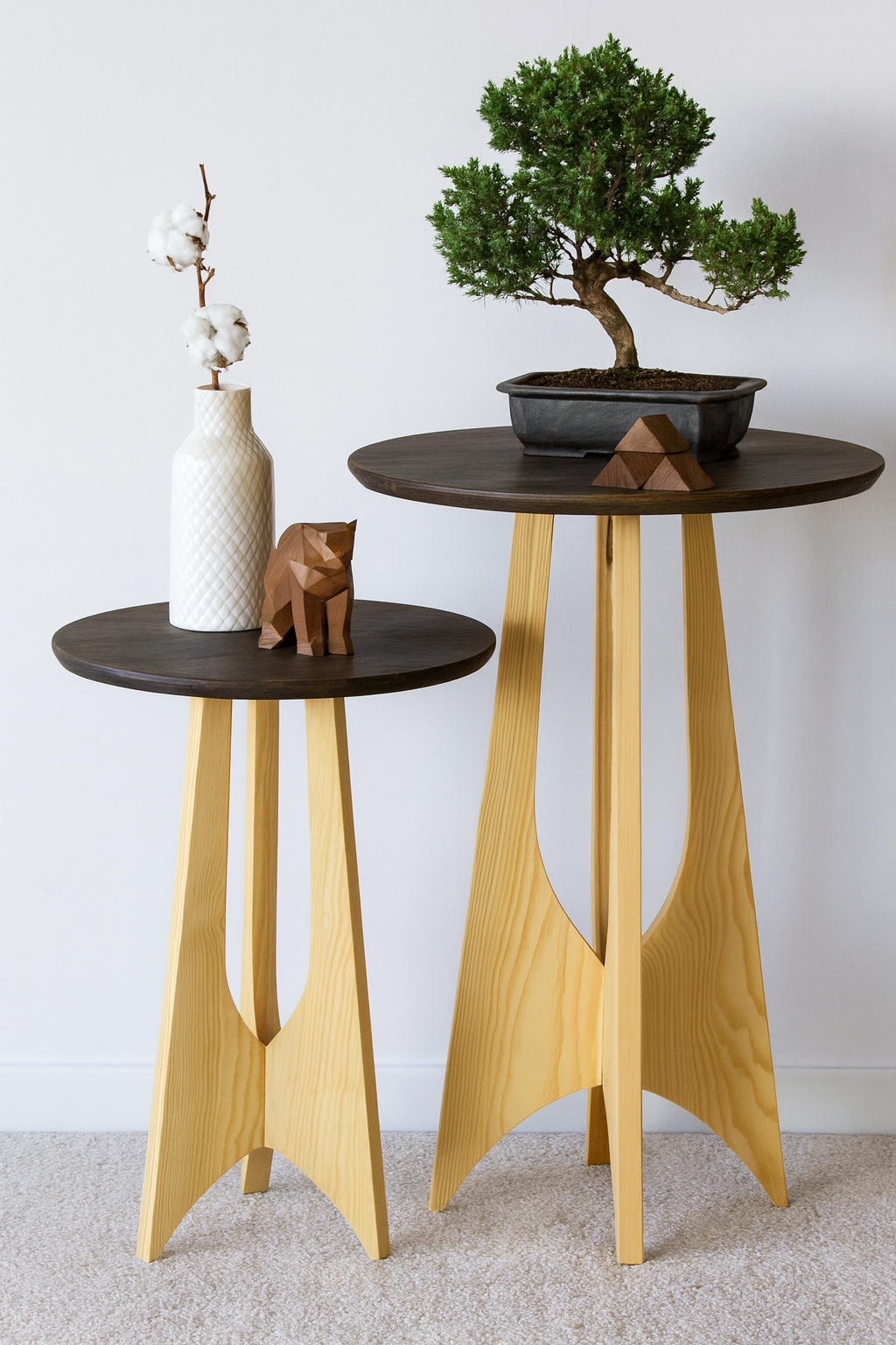 44 cm çapında yuvarlak tablalı, masif ahşap heykelsi ayak tasarımına sahip, 45 cm ve 62 cm yükseklikli modern yan sehpa seti