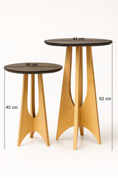 44 cm çapında yuvarlak tablalı, masif ahşap heykelsi ayak tasarımına sahip, 45 cm ve 62 cm yükseklikli modern yan sehpa seti