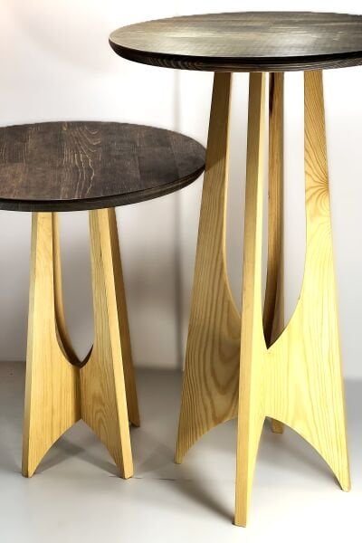 44 cm çapında yuvarlak tablalı, masif ahşap heykelsi ayak tasarımına sahip, 45 cm ve 62 cm yükseklikli modern yan sehpa seti