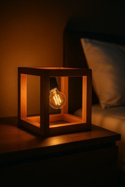 Ahşap Küp Masa Lambası 18 cm – Modern Minimal Dekoratif E27 Abajur
