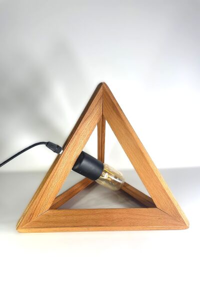 Üçgen Ahşap Masa Lambası 31 cm – Modern Minimal Dekoratif E27 Abajur