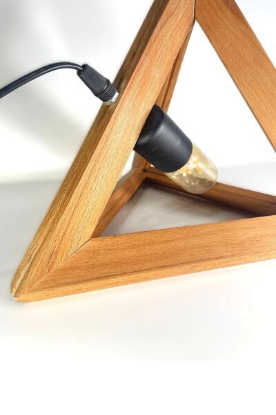 Üçgen Ahşap Masa Lambası 31 cm – Modern Minimal Dekoratif E27 Abajur