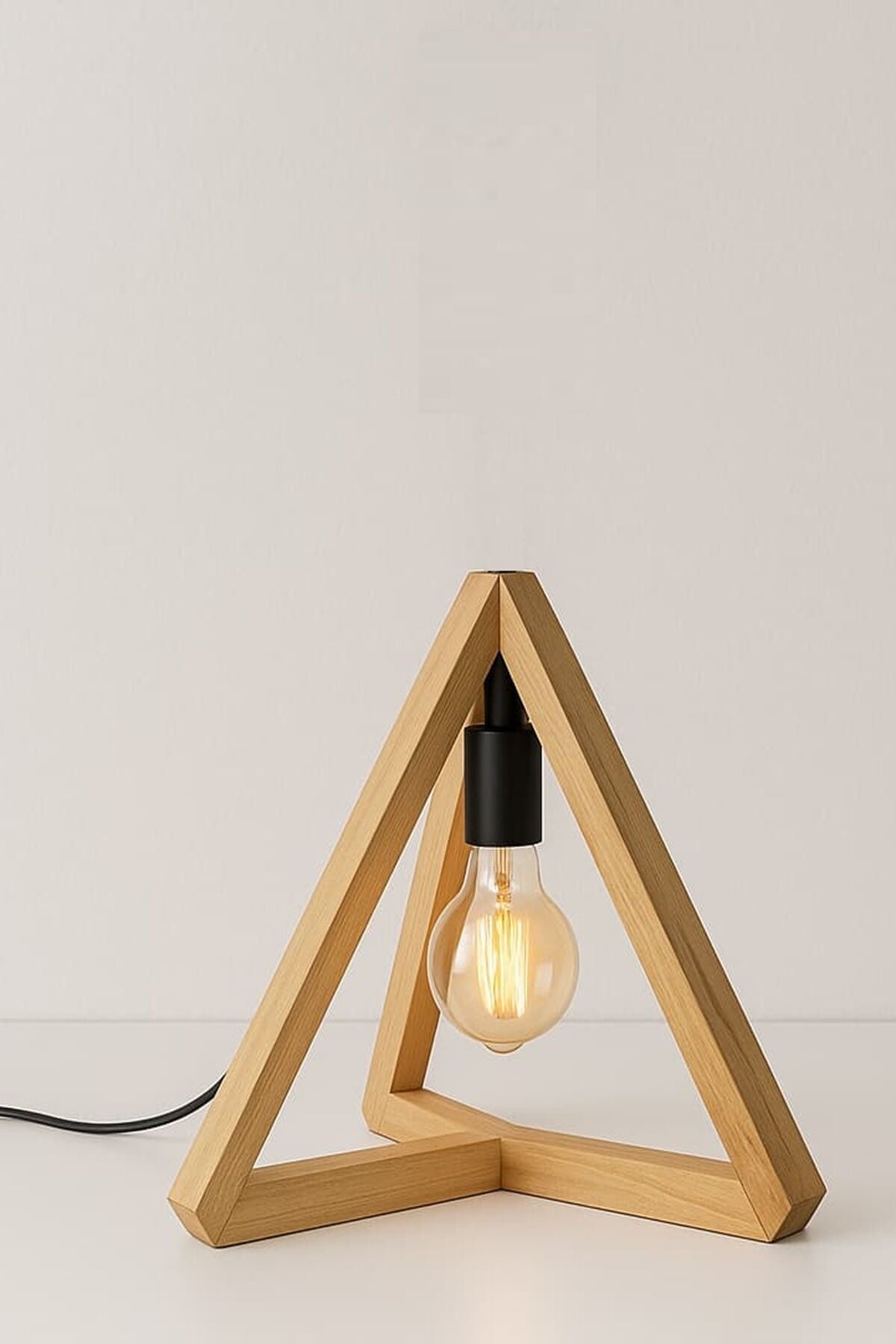Üçgen Ahşap Masa Lambası 35 cm – Modern Geometrik Tasarım E27 Dekoratif Lamba