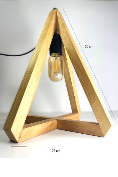 Üçgen Ahşap Masa Lambası 35 cm – Modern Geometrik Tasarım E27 Dekoratif Lamba
