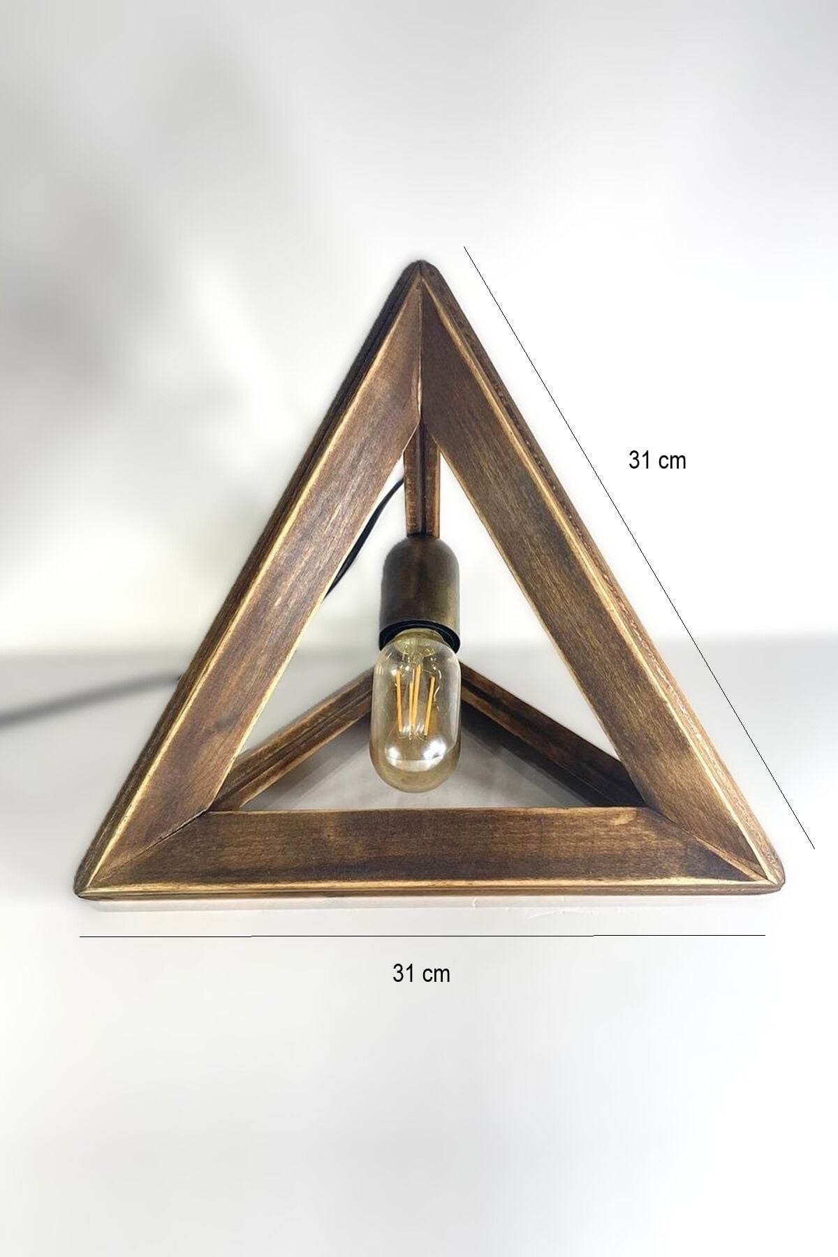 Üçgen Ahşap Masa Lambası 31 cm – Koyu Ceviz Ton Geometrik Dekoratif Lamba (E27)