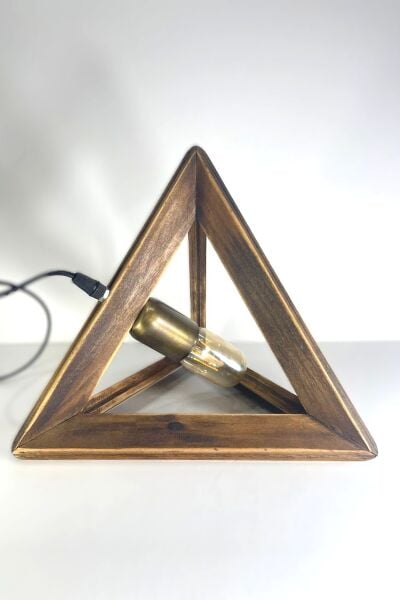 Üçgen Ahşap Masa Lambası 31 cm – Koyu Ceviz Ton Geometrik Dekoratif Lamba (E27)