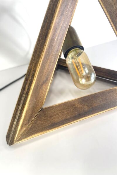 Üçgen Ahşap Masa Lambası 31 cm – Koyu Ceviz Ton Geometrik Dekoratif Lamba (E27)