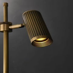 Besa 8208-T Pirinç Torna Tasarım Masa Lambası – Klasik Modern Çalışma ve Ofis Aydınlatması