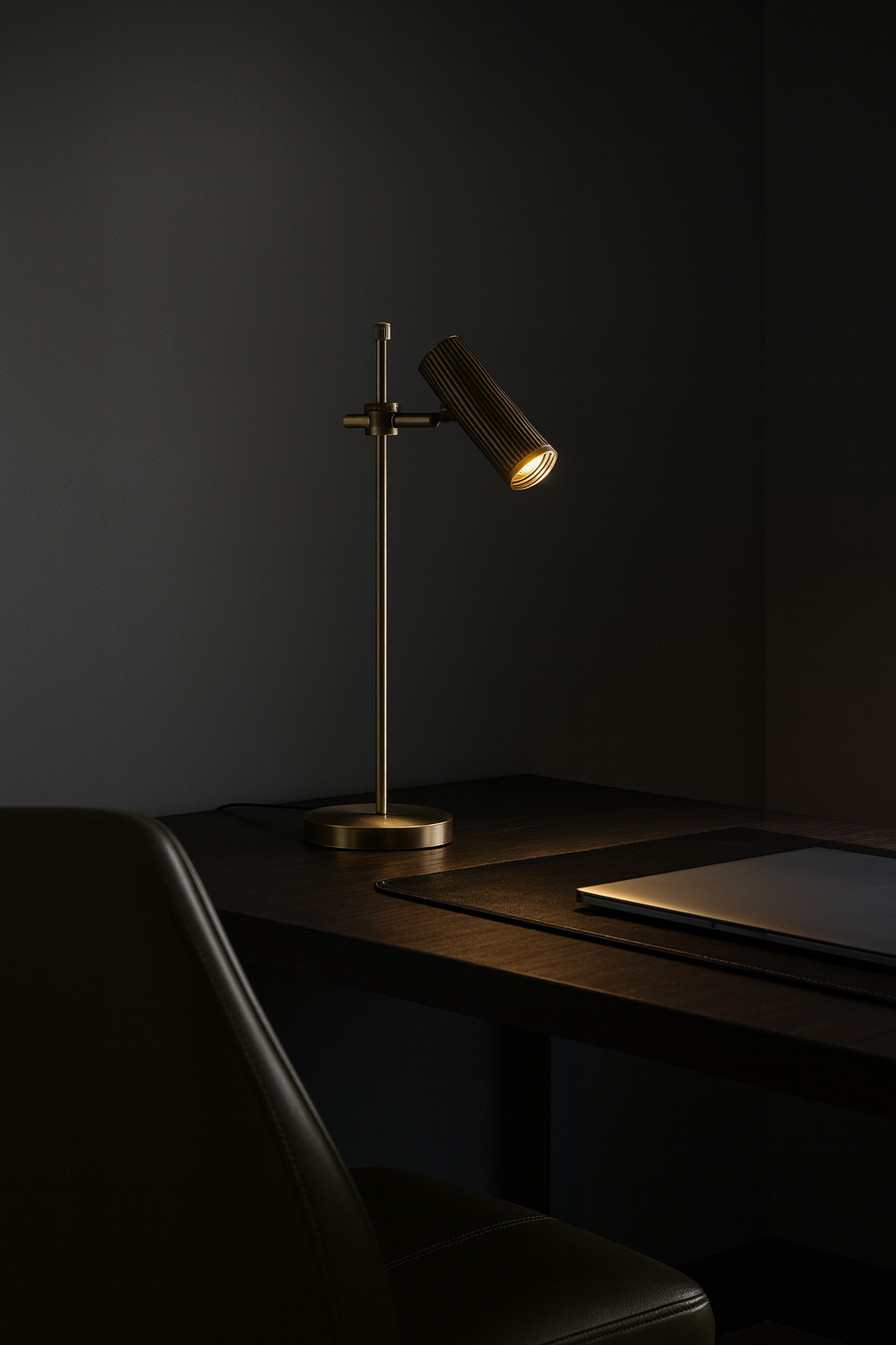 Besa 8208-T Pirinç Torna Tasarım Masa Lambası – Klasik Modern Çalışma ve Ofis Aydınlatması