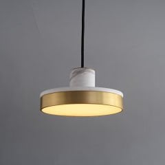 3286 Doğal Mermer ve Pirinç Uzun Silindir LED Sarkıt – Modern Dikey Tasarım Mutfak ve Salon Avizesi