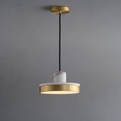 3286 Doğal Mermer ve Pirinç Uzun Silindir LED Sarkıt – Modern Dikey Tasarım Mutfak ve Salon Avizesi