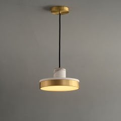 3286 Doğal Mermer ve Pirinç Uzun Silindir LED Sarkıt – Modern Dikey Tasarım Mutfak ve Salon Avizesi