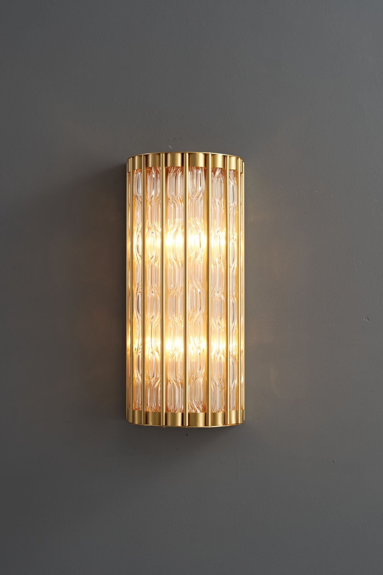 Besa 6302-2 Pirinç Kaplama Desenli Kristal Duvar Apliği – Lüks Salon ve Yatak Başı Aydınlatma