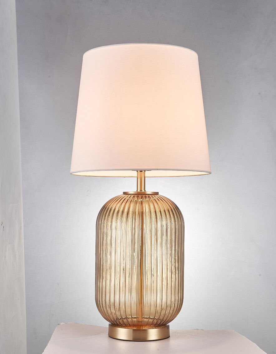 Dikey Yivli Cam Gövdeli Metal Detaylı Kumaş Şapkalı Masa Lambası | Modern Dekoratif Abajur