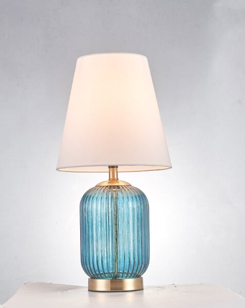 Dikey Yivli Cam Gövdeli Metal Detaylı Kumaş Şapkalı Masa Lambası | Modern Dekoratif Abajur