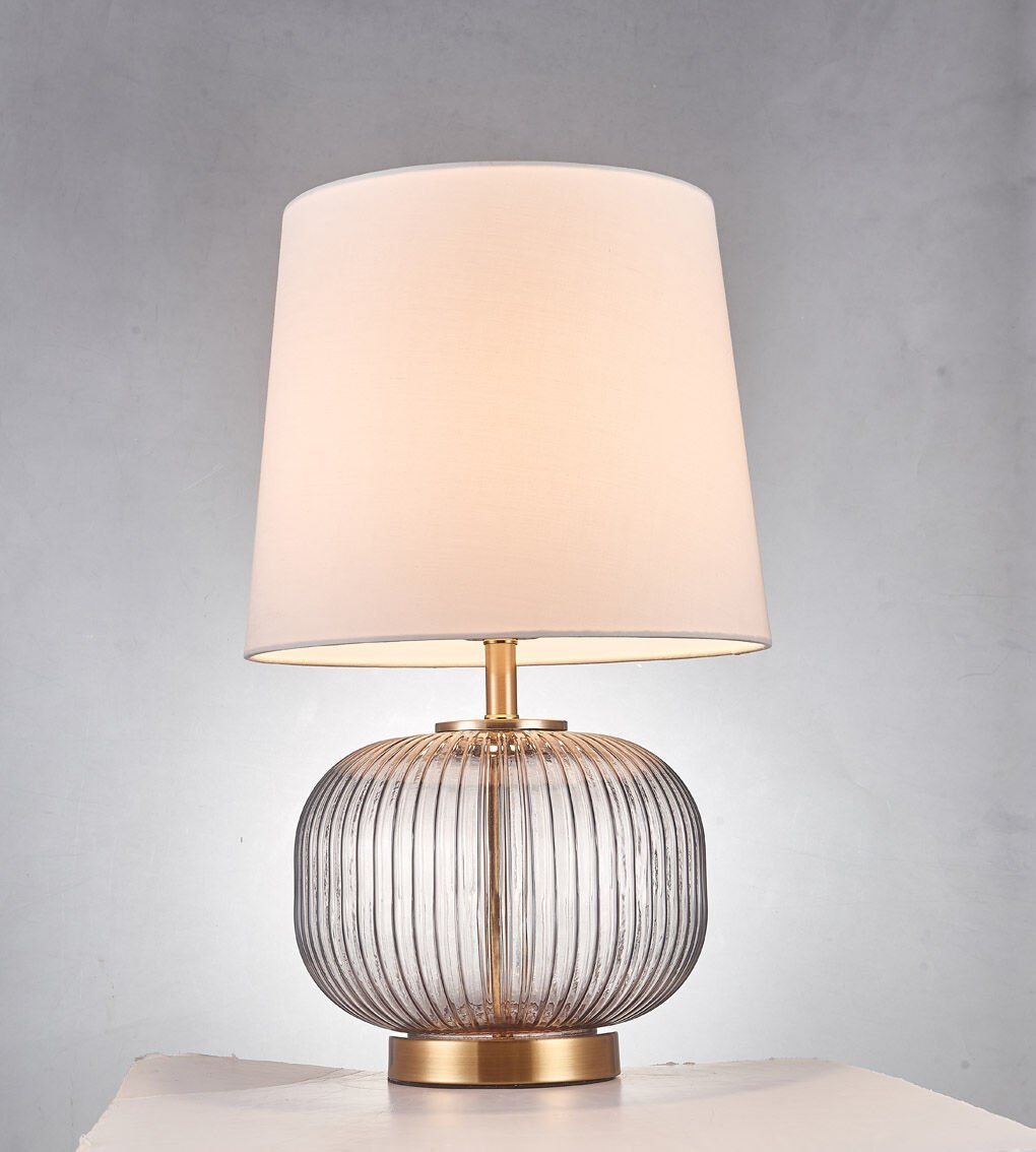 Yatay Yivli Cam Gövdeli Gold Metal Detaylı Kumaş Şapkalı Masa Lambası | Modern Dekoratif Abajur
