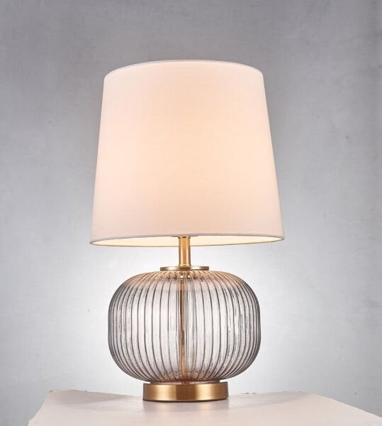 Yatay Yivli Cam Gövdeli Gold Metal Detaylı Kumaş Şapkalı Masa Lambası | Modern Dekoratif Abajur