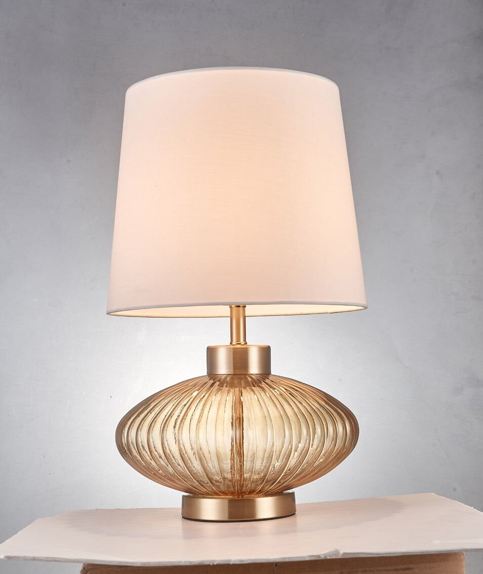 Yatay Yivli Cam Gövdeli Gold Metal Detaylı Kumaş Şapkalı Masa Lambası | Modern Dekoratif Abajur