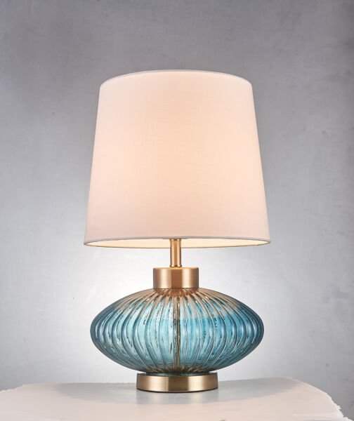 Yatay Yivli Cam Gövdeli Gold Metal Detaylı Kumaş Şapkalı Masa Lambası | Modern Dekoratif Abajur