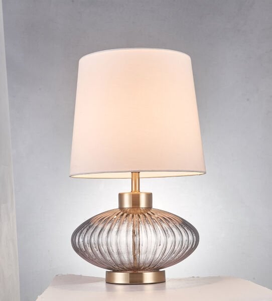 Yatay Yivli Cam Gövdeli Gold Metal Detaylı Kumaş Şapkalı Masa Lambası | Modern Dekoratif Abajur