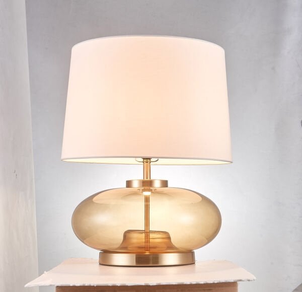 B19005 Oval Cam Masa Lambası | Modern Tasarım, Metal Detaylı, Kumaş Şapkalı Abajur