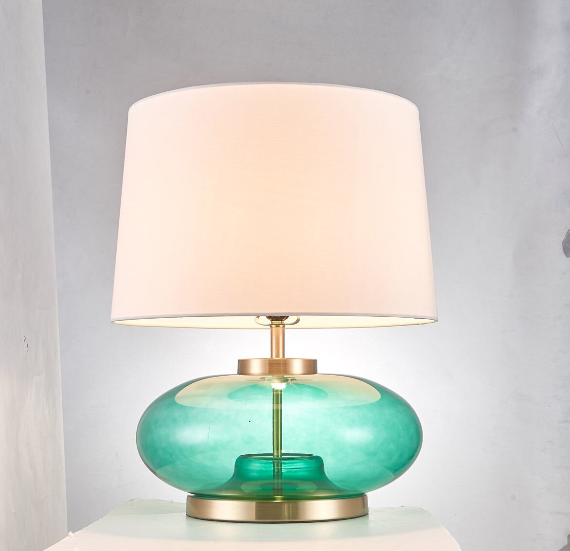 B19005 Oval Cam Masa Lambası | Modern Tasarım, Metal Detaylı, Kumaş Şapkalı Abajur