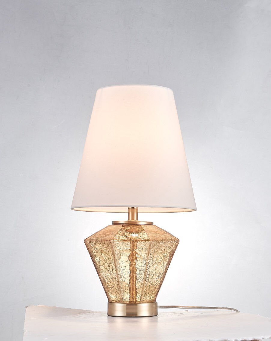 Yatay Yivli Cam Gövdeli Gold Metal Detaylı Kumaş Şapkalı Masa Lambası | Modern Dekoratif Abajur