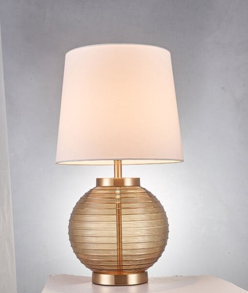 Gold Çizgili Cam Gövdeli Masa Lambası | Dekoratif Modern Abajur – Metal Detaylı
