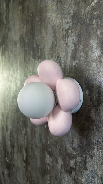 Pembe Masa ve Duvar Lambası
