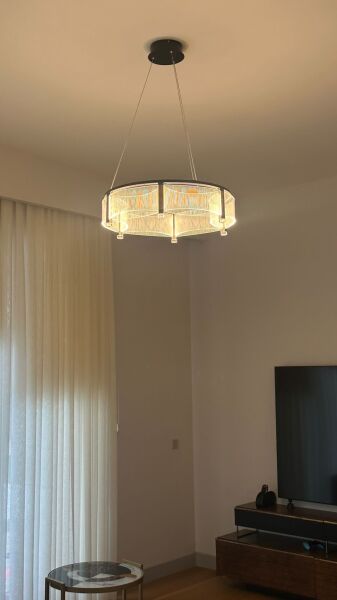 60 cm Çapında Akrilik LED’li Sarkıt Avize – Minimalist ve Enerji Verimli Geniş Alan Aydınlatması