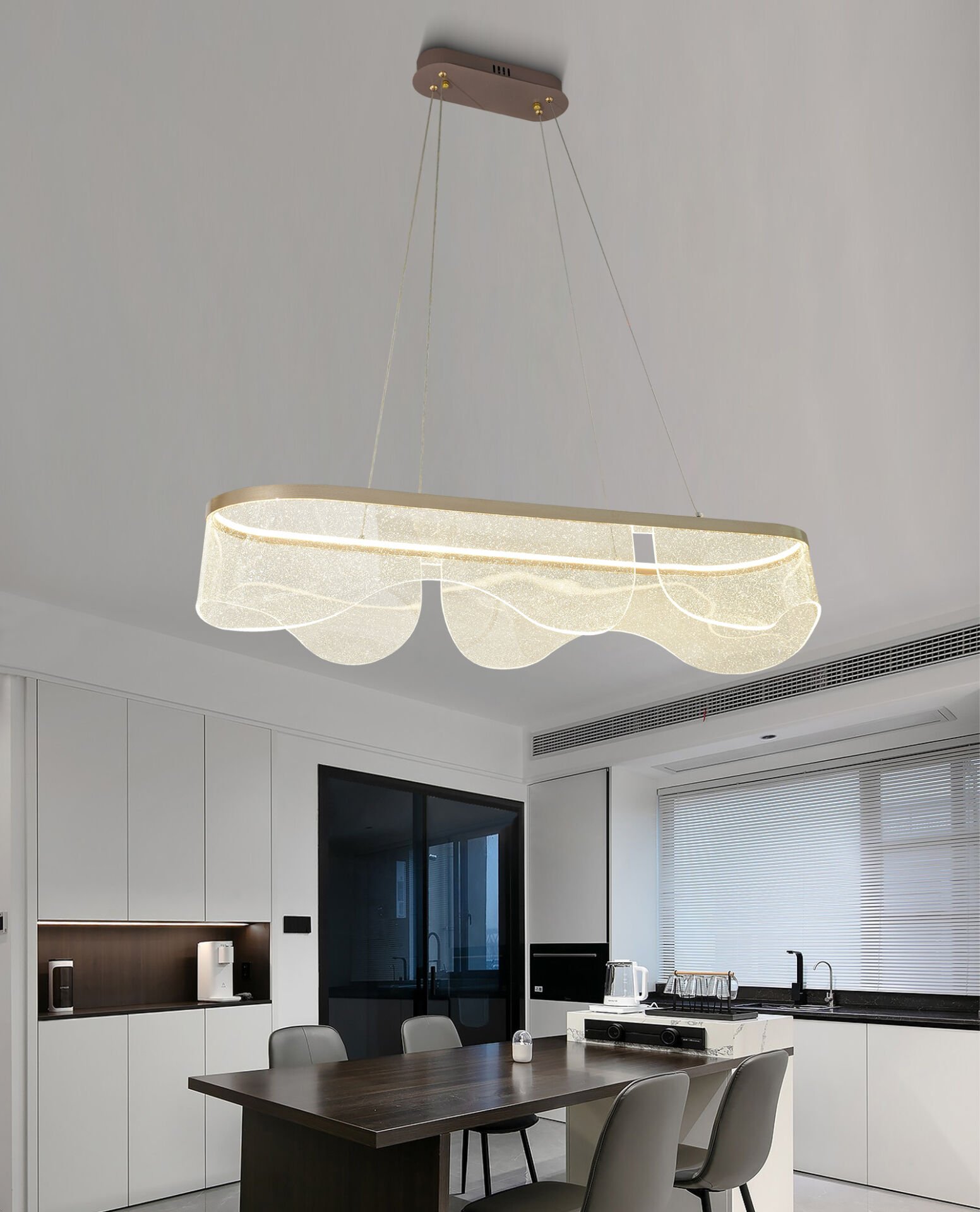 Elips Akrilik Sarkıt Avize – Akıcı Formu ve Yumuşak Işık Dağılımıyla Modern Heykelsi Aydınlatma