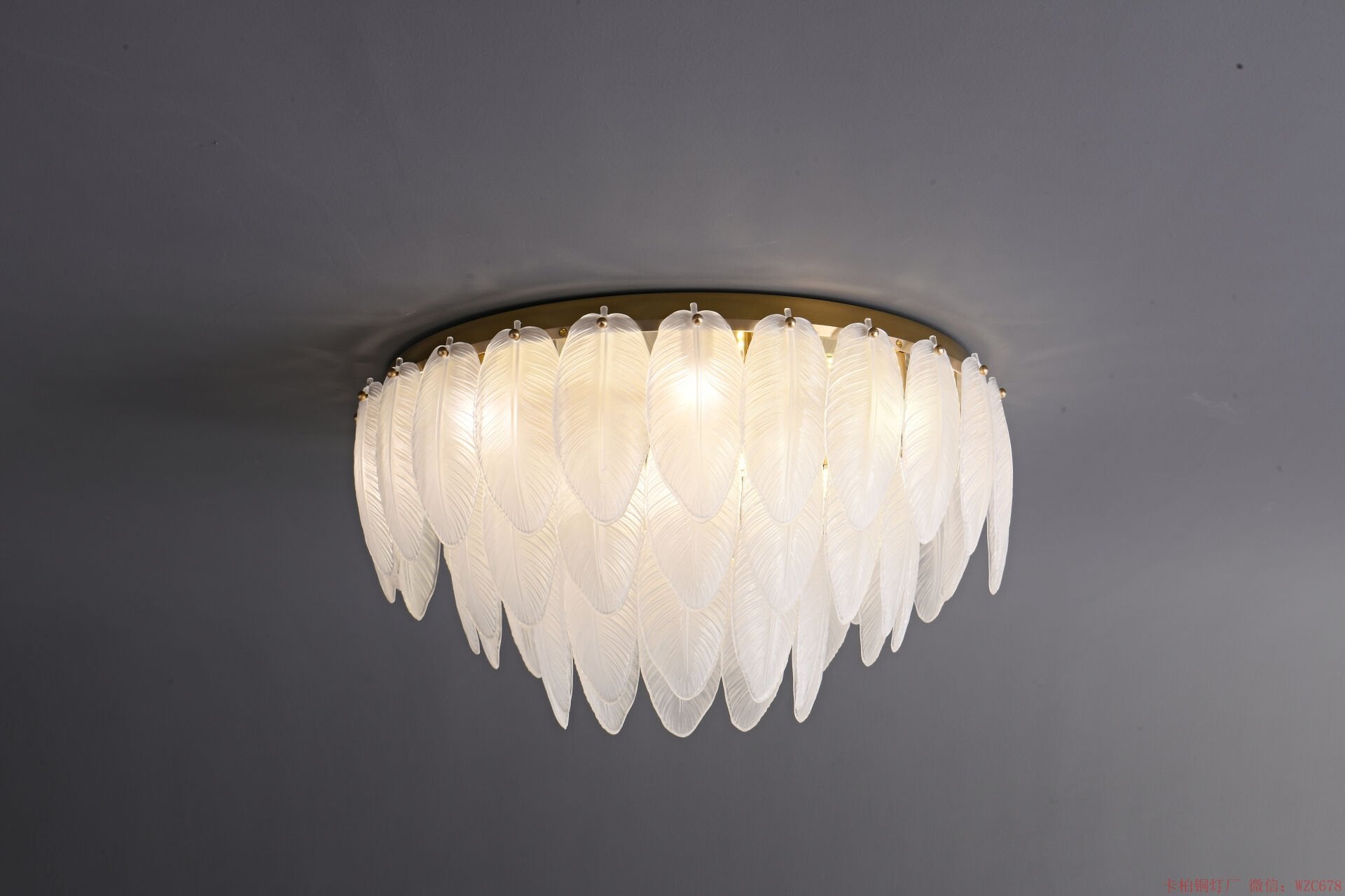 Tüy Kristal Plafonyer – Alçak Tavanlar İçin Görkemli ve Pırıltılı Lüks Tavan Lambası