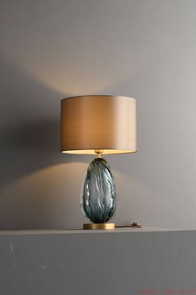 Dökme Cam Masa Lambası / Abajur – Sanatsal Dokuya ve Ağırlığa Sahip Heykelsi Aydınlatma