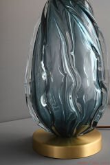 Dökme Cam Masa Lambası / Abajur – Sanatsal Dokuya ve Ağırlığa Sahip Heykelsi Aydınlatma