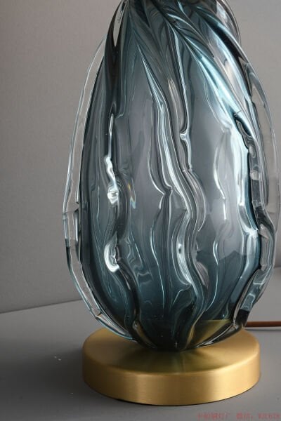 Dökme Cam Masa Lambası / Abajur – Sanatsal Dokuya ve Ağırlığa Sahip Heykelsi Aydınlatma