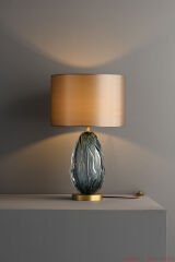 Dökme Cam Masa Lambası / Abajur – Sanatsal Dokuya ve Ağırlığa Sahip Heykelsi Aydınlatma