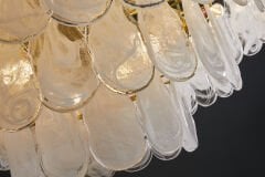 Dökme Cam Yuvarlak Sarkıt Avize – Sanatsal Doku ve Benzersiz Yansımalar Sunan Modern Merkezi Aydınlatma