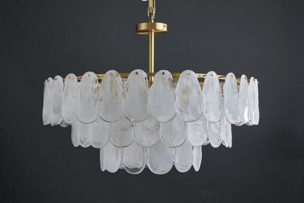 60 cm Çapında Yuvarlak Dökme Cam Sarkıt Avize – Görkemli ve Sanatsal Dokuya Sahip Merkezi Aydınlatma