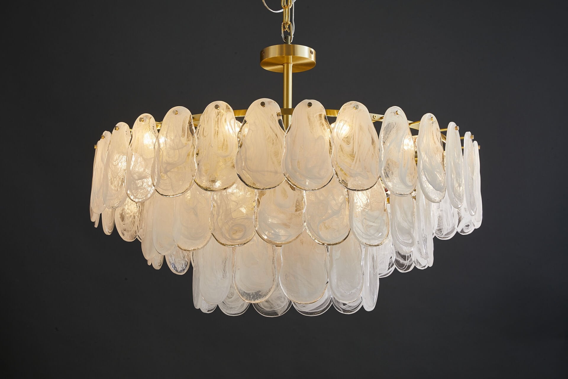 60 cm Çapında Yuvarlak Dökme Cam Sarkıt Avize – Görkemli ve Sanatsal Dokuya Sahip Merkezi Aydınlatma