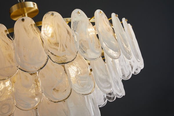 60 cm Çapında Yuvarlak Dökme Cam Sarkıt Avize – Görkemli ve Sanatsal Dokuya Sahip Merkezi Aydınlatma