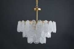 60 cm Çapında Yuvarlak Dökme Cam Sarkıt Avize – Görkemli ve Sanatsal Dokuya Sahip Merkezi Aydınlatma