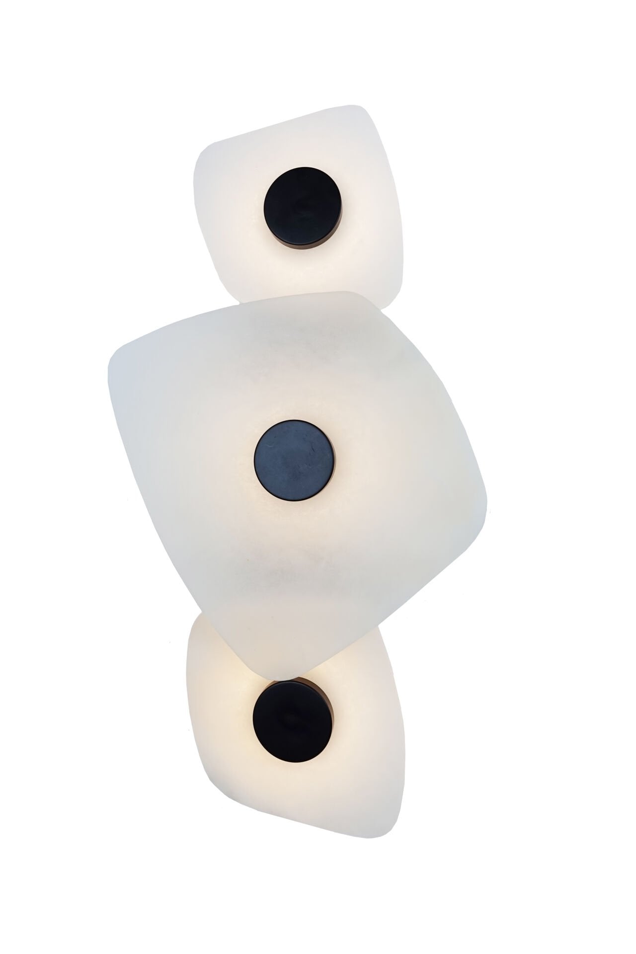3 Katlı Alabaster Mermer Görünümlü Aplik – Heykelsi, Katmanlı ve Lüks Duvar Aydınlatması