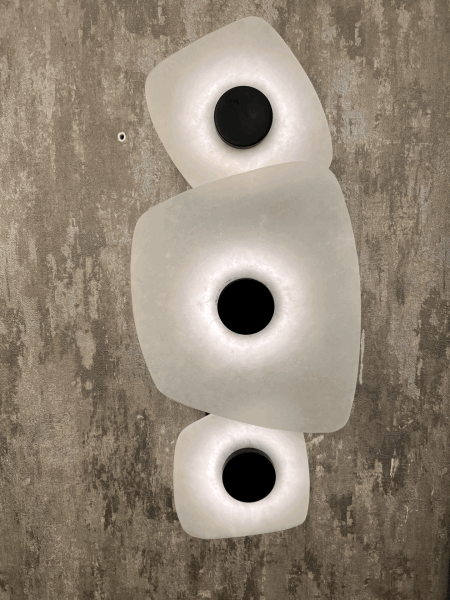 3 Katlı Alabaster Mermer Görünümlü Aplik – Heykelsi, Katmanlı ve Lüks Duvar Aydınlatması