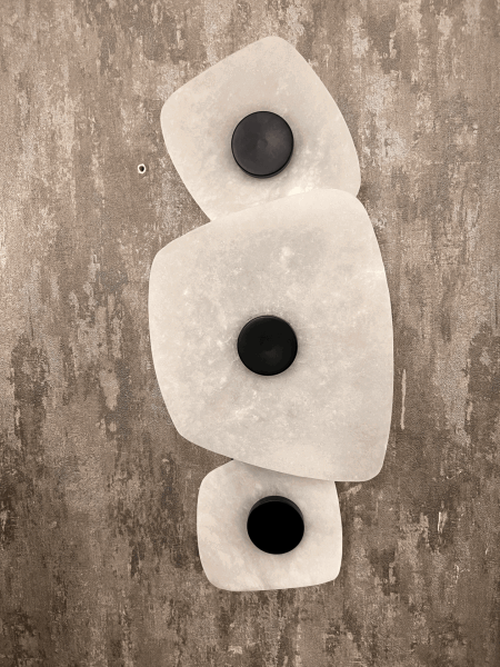 3 Katlı Alabaster Mermer Görünümlü Aplik – Heykelsi, Katmanlı ve Lüks Duvar Aydınlatması