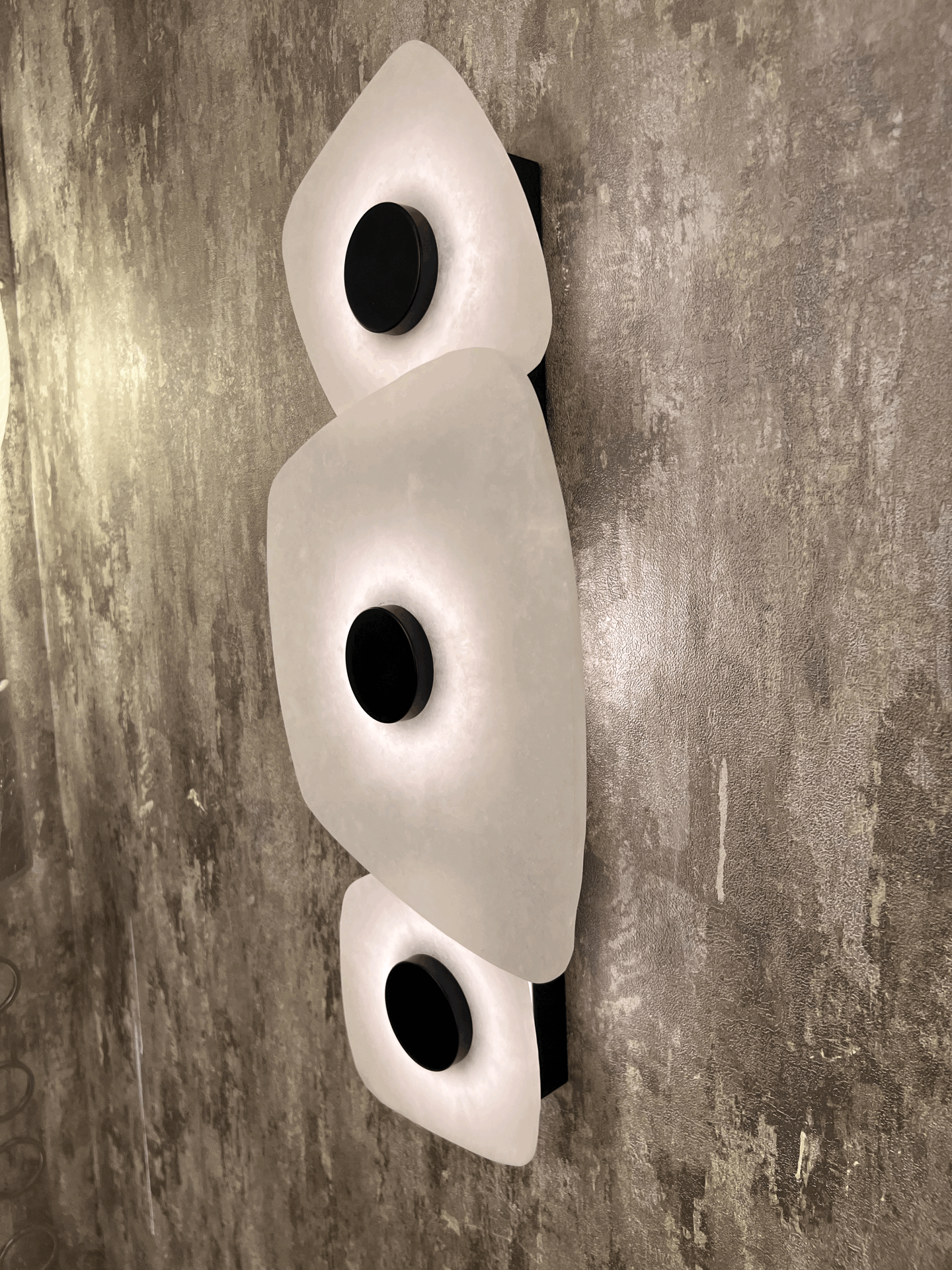 3 Katlı Alabaster Mermer Görünümlü Aplik – Heykelsi, Katmanlı ve Lüks Duvar Aydınlatması